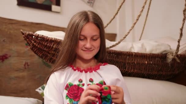 女孩用披肩、手工、针线活圈制作珠宝. — 图库视频影像