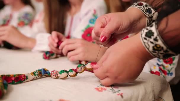 Eine Gruppe von Mädchen fertigt Schmuck aus Schals, Handarbeit, Handarbeit Kreis. — Stockvideo