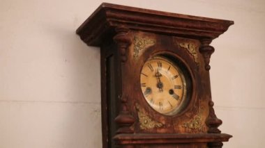 Bir zamanlar odada saati gösteren kırık antika mekanik duvar saati. Süre