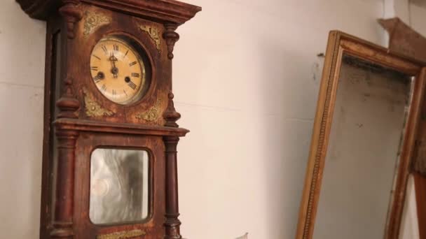 Reloj de pared mecánico antiguo roto que una vez mostró la hora en la habitación. Tiempo. — Vídeo de stock