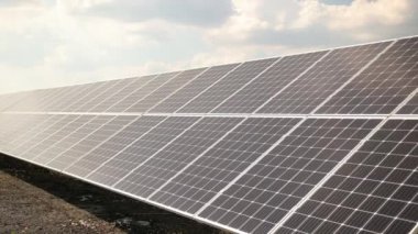 Derin mavi gökyüzüne karşı güneş panelleri. Güneş pilleri çiftliği. Fotovoltaik enerji