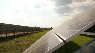 Güneşli gökyüzü olan güneş panelleri. Mavi güneş panelleri. Fotovoltaik enerji