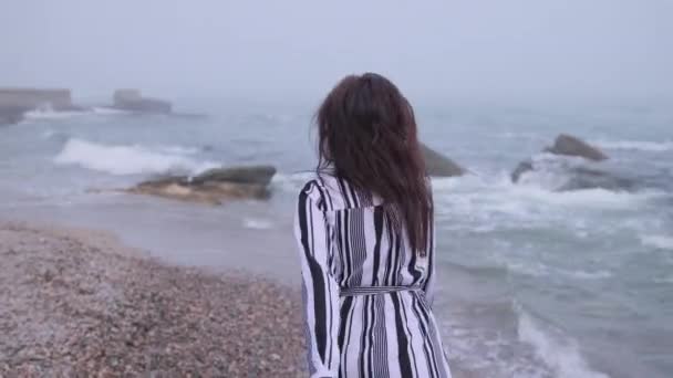 Happy lady op zand stad strand zee achtergrond. jong lachende vrouw het hebben van plezier — Stockvideo