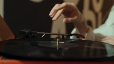 El, evdeki eski plakçalar vinil diskleri ayarlıyor. Vinil ses oynatıcı