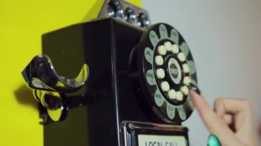 Eski telefon püskürtülmüş. Uzun zamandır kullanılmamış. Ankesörlü telefon. ödemeler alınıyor