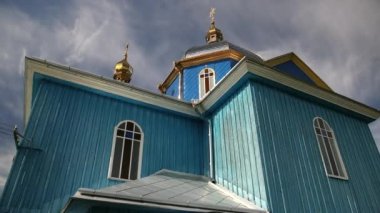 Ukrayna köyündeki eski ahşap Ortodoks Dönüşüm Kilisesi. Tapınak