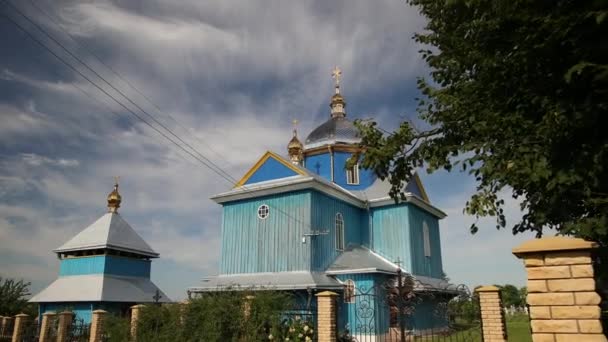 Starověký dřevěný ortodoxní kostel transformace v obci Ukrajina. Temple — Stock video