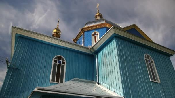 Igreja ortodoxa de madeira antiga de Transfiguração na aldeia a Ucrânia. Templo — Vídeo de Stock