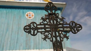 Ukrayna köyündeki eski ahşap Ortodoks Dönüşüm Kilisesi. Tapınak