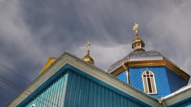 Antigua iglesia ortodoxa de madera de Transfiguración en la aldea Ucrania. Templo — Vídeo de stock