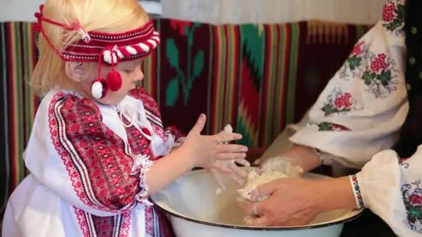 El yapımı, pişmiş yiyecekler. Anne ve küçük kız ekmek pişirmek için hamur yoğururlar. — Stok video