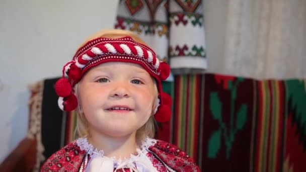 Portrait of a little girl in an old Ukrainian vyshyvanka costume, smiling — Stock Video