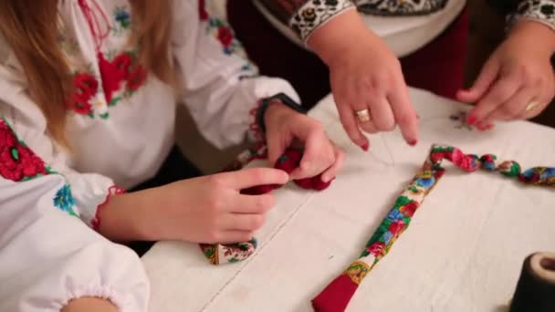 Grupa dziewcząt robi biżuterię z szali, ręcznie robionych, kręgu robótek ręcznych. — Wideo stockowe