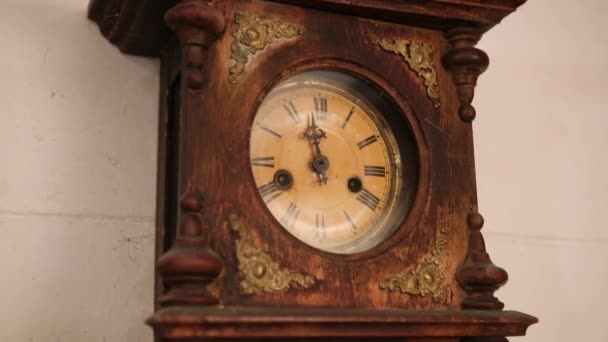 Zniszczony antyczny mechaniczny zegar ścienny, który ukazał godzinę w pokoju. Czas. — Wideo stockowe