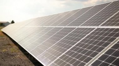 Güneşli gökyüzü olan güneş panelleri. Mavi güneş panelleri. Fotovoltaik enerji