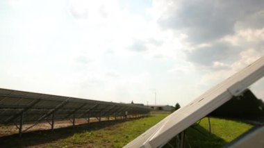 Derin mavi gökyüzüne karşı güneş panelleri. Güneş pilleri çiftliği. Fotovoltaik enerji