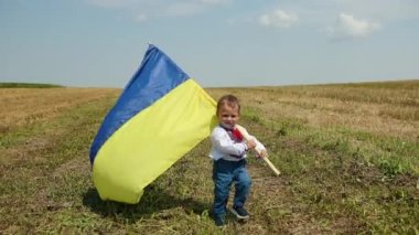 Bağımsızlık Günü konsepti. Ukrayna bayrağını tutan çocuk,