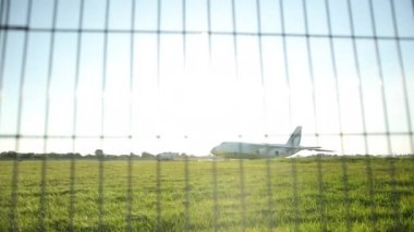 An124 yüklemeye hazır, Antonov an-124 yerde, en büyük uçak.