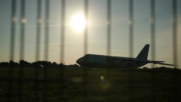 Silhouet van een vliegtuig bij zonsondergang nadering in de luchthaven een prachtige hemel — Stockvideo