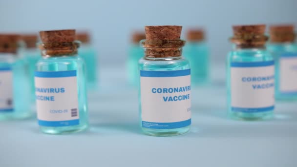 Koronavirové léky. Koronavirová covid-19 vakcína. Skleněná injekční lahvička kovid-19 — Stock video