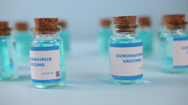 Coronavirus medicin. Vaccin mot Coronavirus covid-19. En injektionsflaska av glas av covid-19 — Stockvideo