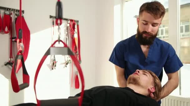 Mobilisatie manuele therapie cervicale wervelkolom. Professionele massage te elimineren — Stockvideo