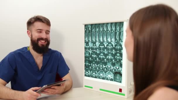 Patient consultant à la visite. Parler au médecin physiothérapeute à l'hôpital. — Video