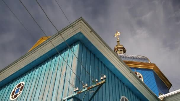 Igreja ortodoxa de madeira antiga de Transfiguração na aldeia a Ucrânia. Templo — Vídeo de Stock