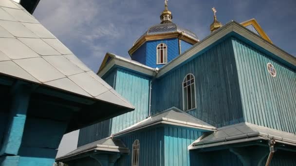 Antigua iglesia ortodoxa de madera de Transfiguración en la aldea Ucrania. Templo — Vídeos de Stock