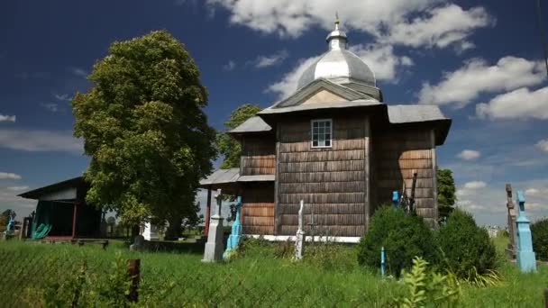 Igreja ortodoxa de madeira antiga de Transfiguração na aldeia a Ucrânia. Templo — Vídeo de Stock