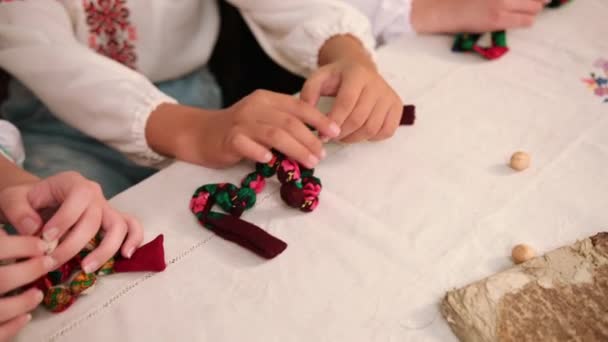 Eine Gruppe von Mädchen fertigt Schmuck aus Schals, Handarbeit, Handarbeit Kreis. — Stockvideo