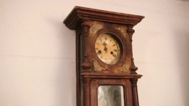 Bir zamanlar odada saati gösteren kırık antika mekanik duvar saati. Süre