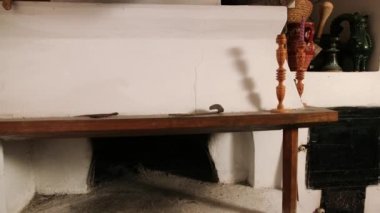 19. yüzyılın eski bir Ukrayna odasının içinde ocak ve ev eşyaları vardı.