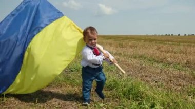 Bağımsızlık Günü konsepti. Ukrayna bayrağını tutan çocuk,