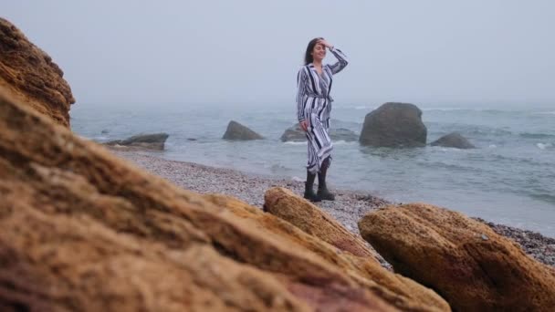 Mosolygó nőstény jön ki a tengerből. Egy lány sétál a nyugodt óceánon. Vonzó nő. — Stock videók