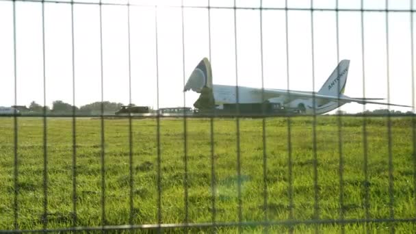 An124 je připraven převzít náklad, antonov an-124 na zemi s doširoka otevřeným — Stock video