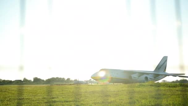 Cargado en antonov an-124 aviones para su transporte. Transporte pesado de largo alcance — Vídeos de Stock