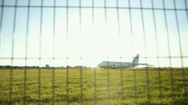 Geladen op een antonov an-124 vliegtuig voor transport. Zwaar vervoer over lange afstand — Stockvideo
