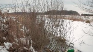 Kirlenme, çevre. Ekoloji konsepti, plastik çöp nehri, kirlilik