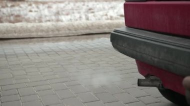Araba borusu, çok güçlü gaz çıkartıyor. Winter, araba çok kirli.
