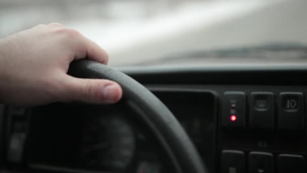 男司机手握方向盘。手握方向盘的人的近身手 — 图库视频影像