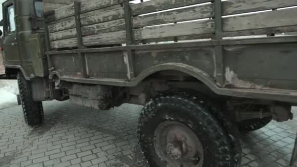 Retro-LKW, alte sowjetische Militär-LKW Weltkrieg II Transport. Militärfahrzeug — Stockvideo