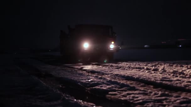 Noche, poca luz, pantano, nieve. Camión retro, viejo camión militar soviético guerra mundial — Vídeo de stock