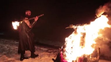 Meşaleli Viking şenlik ateşi. Ateşin yanında tehlikeli görünen vahşi erkek savaşçı..