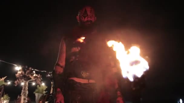 Viking s hořícími pochodněmi. Brutální mužský bojovník nebezpečného vzhledu u ohně. — Stock video
