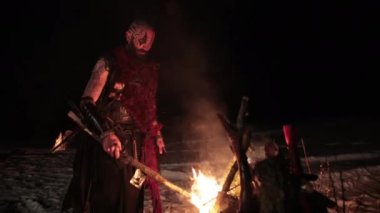 Meşaleli Viking şenlik ateşi. Ateşin yanında tehlikeli görünen vahşi erkek savaşçı..