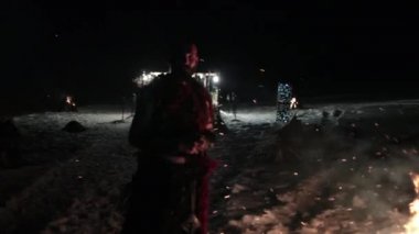 Viking düşman ateşini bekleyen tehlikeli görünümlü vahşi bir erkek savaşçıdır..