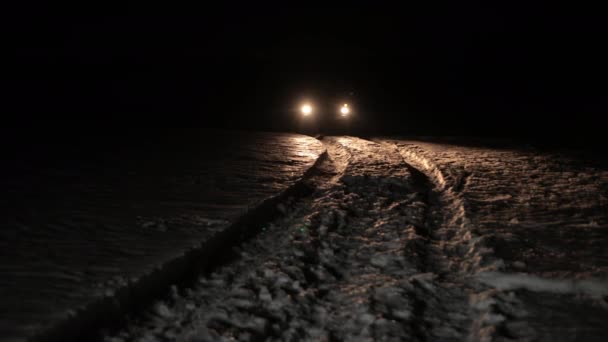 Noche, poca luz, pantano, nieve. Camión retro, viejo camión militar soviético guerra mundial — Vídeos de Stock