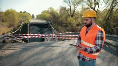 Sel hasarlı otoyol, köprü. Depremden sonra asfalt çatlamış..
