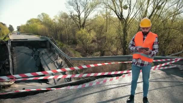 Beschadigde betonnen brug. Gevolgen van overstromingen. Beschadigde brug op bosweg. — Stockvideo